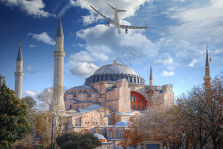 这架飞机正飞越土耳其伊斯坦布尔的索菲亚Ayasofya索菲亚图片