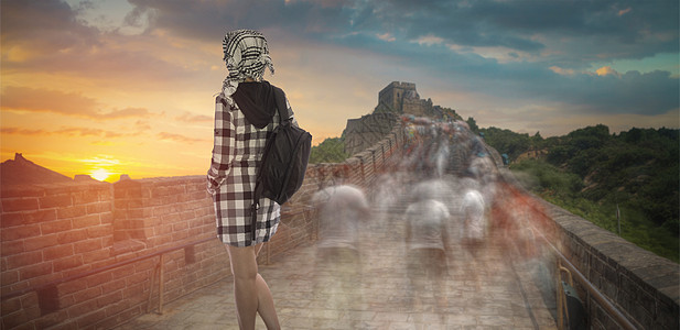 个带着背包的女人沿着中国的长城旅行图片
