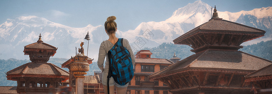 游客穿过加德满都市尼泊尔图片