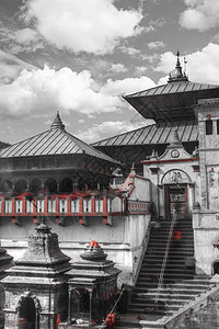 黑白照片尼泊尔加德满都的帕舒帕蒂纳特寺庙里,排排的寺庙神殿图片