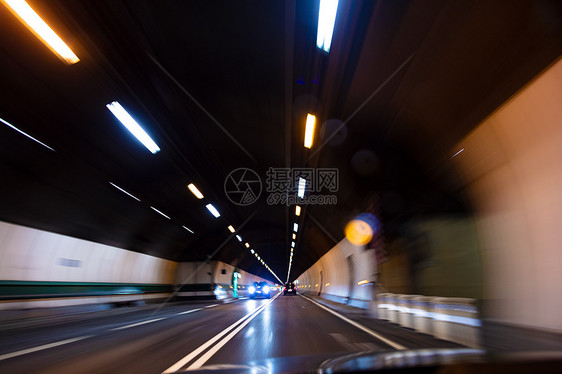 运动模糊驾驶汽车以速度道路隧道夜间图片