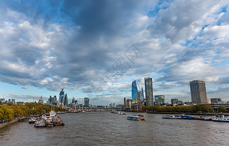 滑铁卢大桥伦敦城市天际线,包括碎片保罗大教堂,泰晤士河沿岸的景色图片