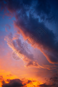 日落的天空戏剧的云图片