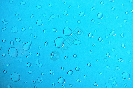 蓝色璃背景上的水滴图片
