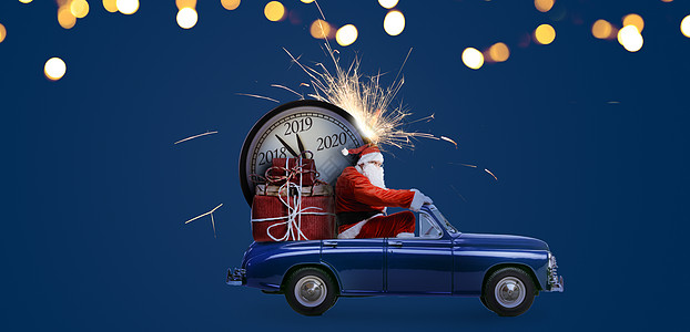 诞节倒计时来诞老人汽车上送新礼物时钟蓝色背景汽车上的诞老人倒计时图片