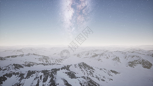 雪覆盖的地形上俯瞰银河图片