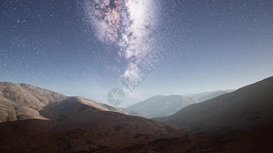 沙漠山脉上方的银河系恒星图片