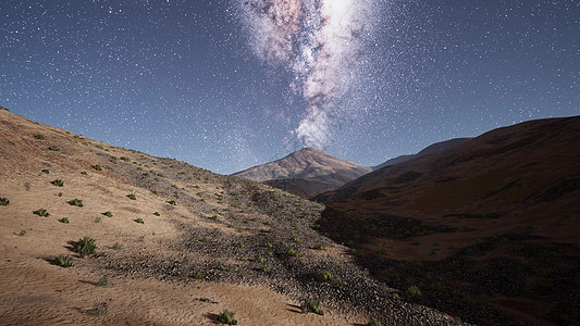 沙漠山脉上方的银河系恒星图片