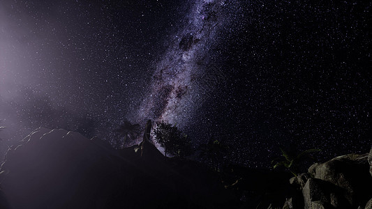 砂岩峡谷墙壁上的4k天体摄影星迹图片