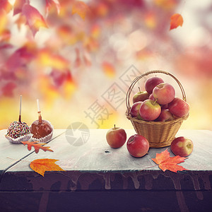 红苹果秋叶的旧木桌图片