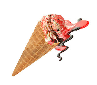 华夫饼锥与草莓冰淇淋隔离白色背景上图片