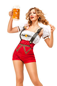 创意照片的啤酒节女服务员穿着传统的巴伐利亚服装与啤酒隔离白色背景图片