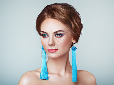 美丽的女人,大耳环,流苏,珠宝,蓝色完美的妆容优雅的发型蓝色化妆箭头图片
