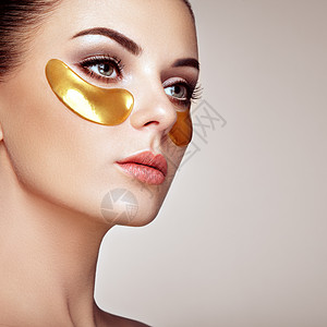 眼罩的美女肖像女人的美丽脸戴着具美丽的女,自然化妆黄金化妆品胶原贴片新鲜的部皮肤图片
