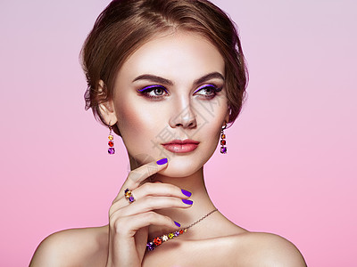 项链女人用珠宝描绘美丽的女人模特女孩用紫罗兰指甲修剪指甲优雅的发型紫色化妆箭头美容配饰背景