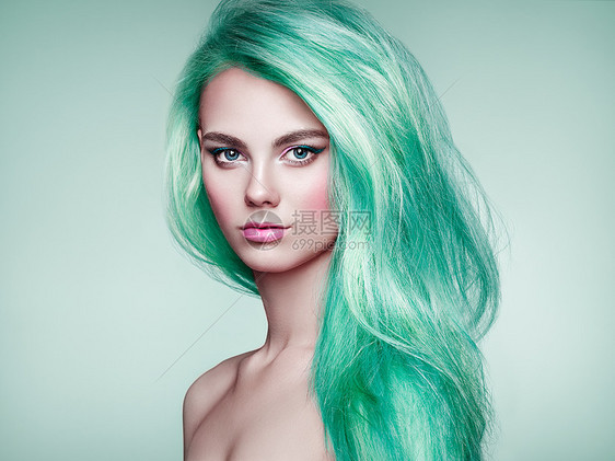 美丽的时尚模特女孩,五颜六色的染发化妆发型完美的女孩完美健康染发的模特绿色的头发图片