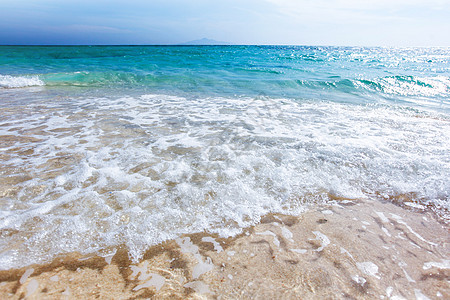 沙滩上海浪美丽的自然背景,海边度假的理念沙滩上的海浪图片