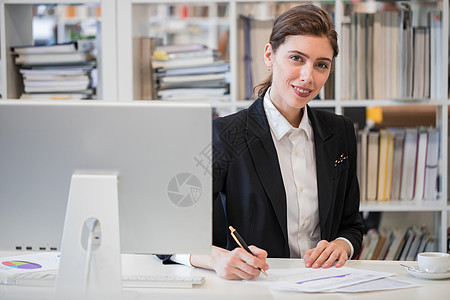 用计算机办公室处理财务报告的商业妇女的肖像办公室里商界女的肖像图片