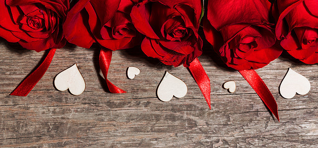 玫瑰丝带木制背景上的木心,情人节玫瑰心图片