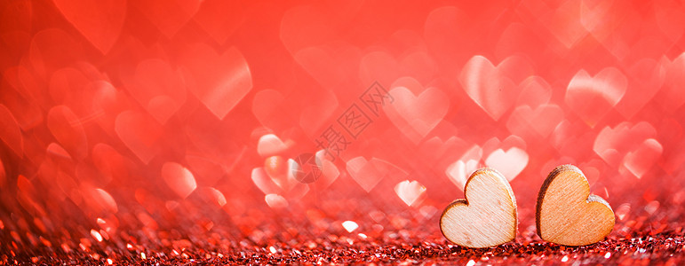 两颗木制的心红色发光的波基心背景上为情人节两颗心闪闪发光背景图片