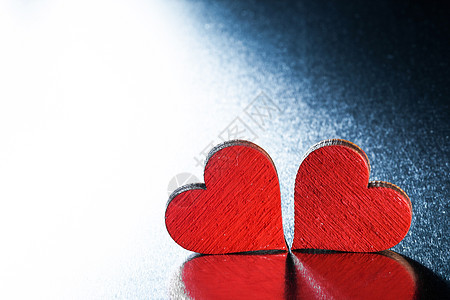 两颗木制的红色金属背景上画了情人节的心情人节的心金属上图片