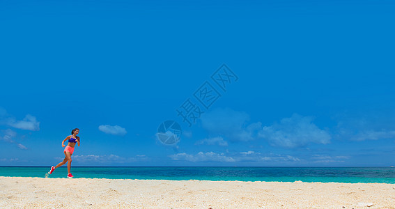 轻的女人海洋蓝天背景的海岸上奔跑夏天的海滩上女人夏天的海滩上跑步图片