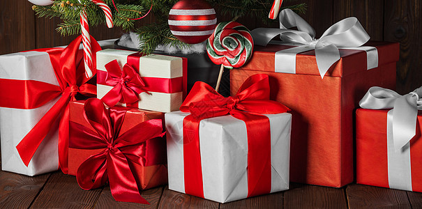 诞树下装饰的诞礼物,糖果罐头条纹的鲍布装饰的诞礼物图片