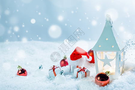 诞节日卡片,礼物,球,桑特帽发光的灯笼雪中雪中的诞装饰图片