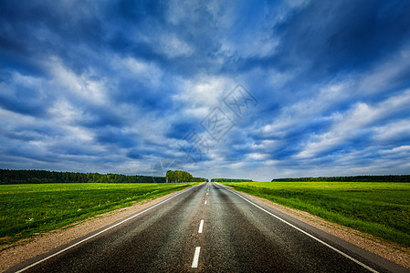 旅行背景戏剧风暴多云天空下的道路道路暴风雨的天空图片