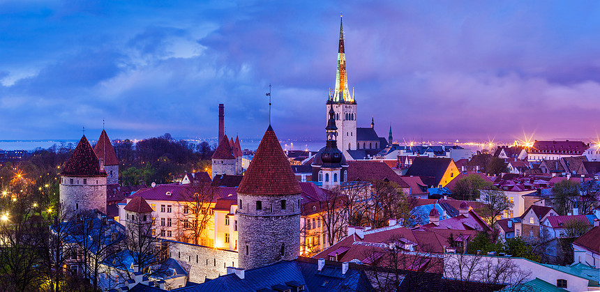 爱沙尼亚,塔林中世纪古镇的全景,奥拉夫教堂塔林城墙傍晚照亮塔林中世纪古镇全景图片