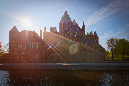 哈莱姆巴沃大教堂巴沃卡法德拉尔太阳耀斑,俯瞰运河荷兰哈勒姆荷兰哈莱姆巴沃大教堂图片