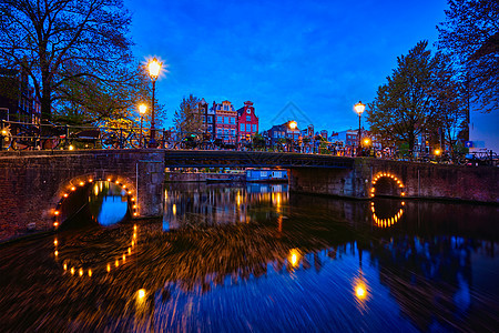 黄昏时分,鹿特丹城市景观的夜景与运河桥梁中世纪的房屋照亮荷兰阿姆斯特丹鹿特丹运河,桥梁中世纪的房子晚上图片