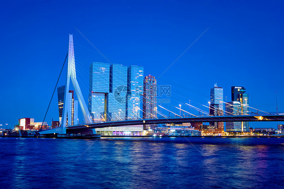 伊拉斯谟大桥伊拉斯谟布鹿特丹天际线夜间照明荷兰鹿特丹伊拉斯谟桥,鹿特丹,荷兰图片