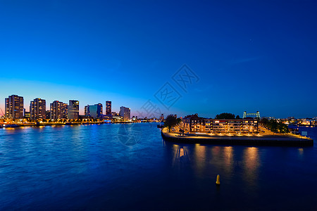 鹿特丹诺德雷兰尼乌韦马斯河岛上夜间照明荷兰鹿特丹鹿特丹城市景观与诺德雷兰夜间,荷兰图片