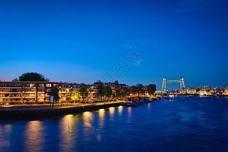 鹿特丹地标德赫夫个铁路桥欧洲诺德雷兰尼乌韦马斯河岛夜间照明荷兰鹿特丹鹿特丹城市景观与德赫夫桥诺德雷兰夜图片