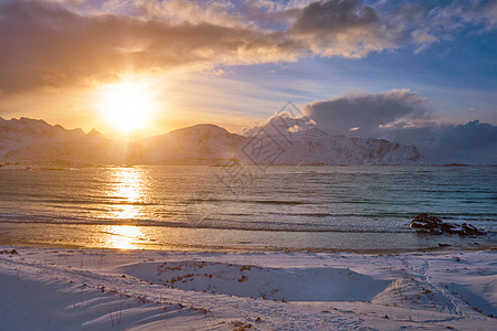日落时位于峡湾岩石海岸的挪威海海滩斯卡桑登海滩,洛芬岛,挪威日落时的斯卡桑登海滩,挪威图片