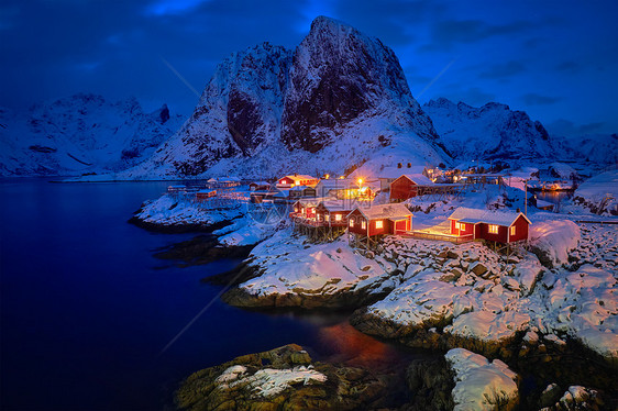 著名的旅游景点汉诺伊渔村洛福腾岛上,挪威红色的罗布屋,冬天的雪晚上照亮挪威洛福滕岛的汉诺伊渔村图片