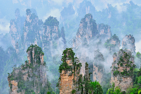 中国著名的旅游景点张家界石柱崖山雾云中,湖南武陵源,中国张家界山脉,中国图片