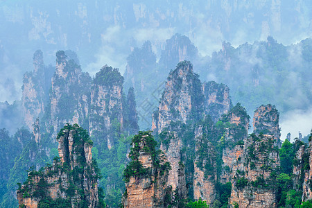 中国著名的旅游景点张家界石柱崖山雾云中,湖南武陵源,中国张家界山脉,中国图片
