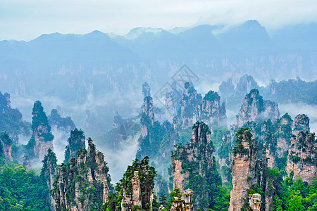 中国著名的旅游景点张家界石柱崖山雾云中,湖南武陵源,中国张家界山脉,中国图片