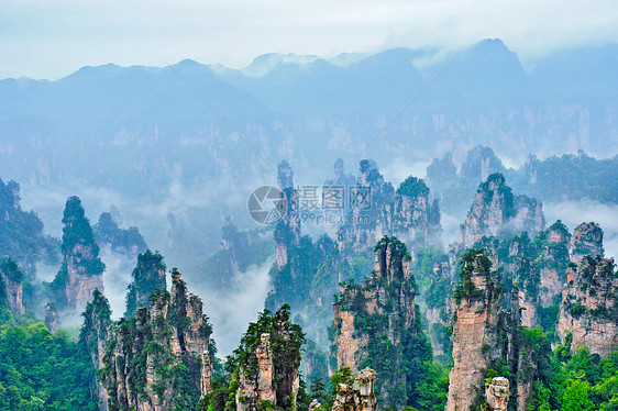 中国著名的旅游景点张家界石柱崖山雾云中,湖南武陵源,中国张家界山脉,中国图片