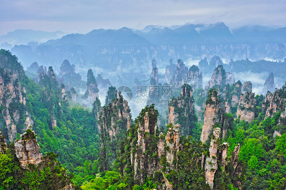 中国著名的旅游景点张家界石柱崖山雾云中,湖南武陵源,中国张家界山脉,中国图片