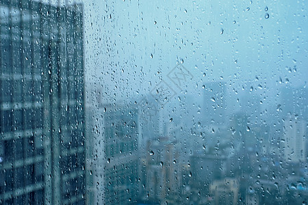 雨水滴窗户璃纹理上,背景摩天大楼雨点落窗户上图片