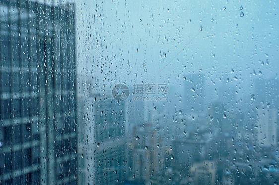 雨水滴窗户璃纹理上,背景摩天大楼雨点落窗户上图片