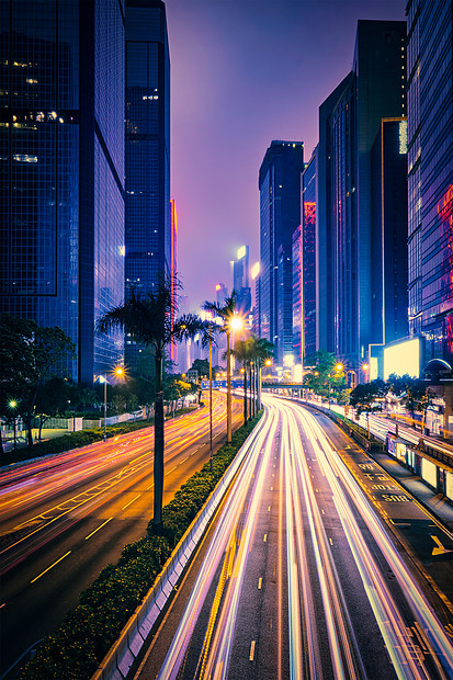 香港夜间的街道交通写字楼摩天大楼高速公路上繁忙的交通,车辆模糊,小径轻盈中国香港香港夜间的街道交通图片