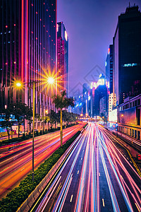 景观香港夜间的街道交通写字楼摩天大楼高速公路上繁忙的交通,车辆模糊,小径轻盈中国香港香港夜间的街道交通背景