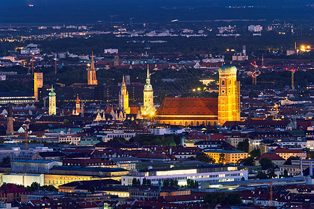 奥林匹亚图姆奥林匹克塔俯瞰慕尼黑的夜景慕尼黑,巴伐利亚,德国德国慕尼黑夜景图片