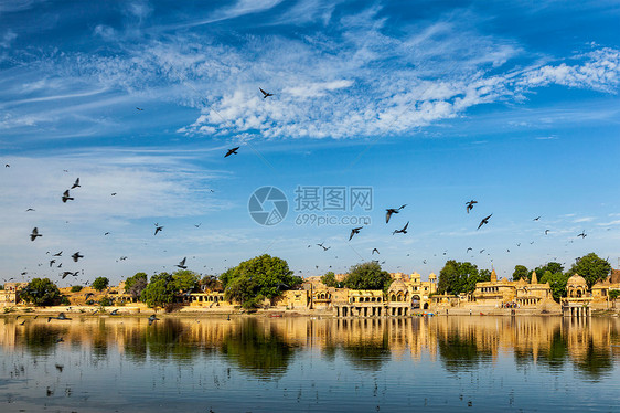 印度旅游地标加迪传奇人工湖与鸽子天空贾萨尔默,拉贾斯坦邦,印度印度地标加迪传奇拉贾斯坦邦图片