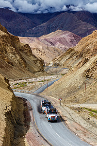 卡车蓄水池燃料油罐车NH1SrinarLeh国道喜马拉雅山拉达克,卡车喜马拉雅山的高速公路上图片