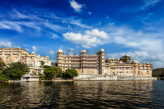 湖边看城市宫殿乌达普尔,拉贾斯坦邦,印度湖边看城市宫殿乌达普尔图片